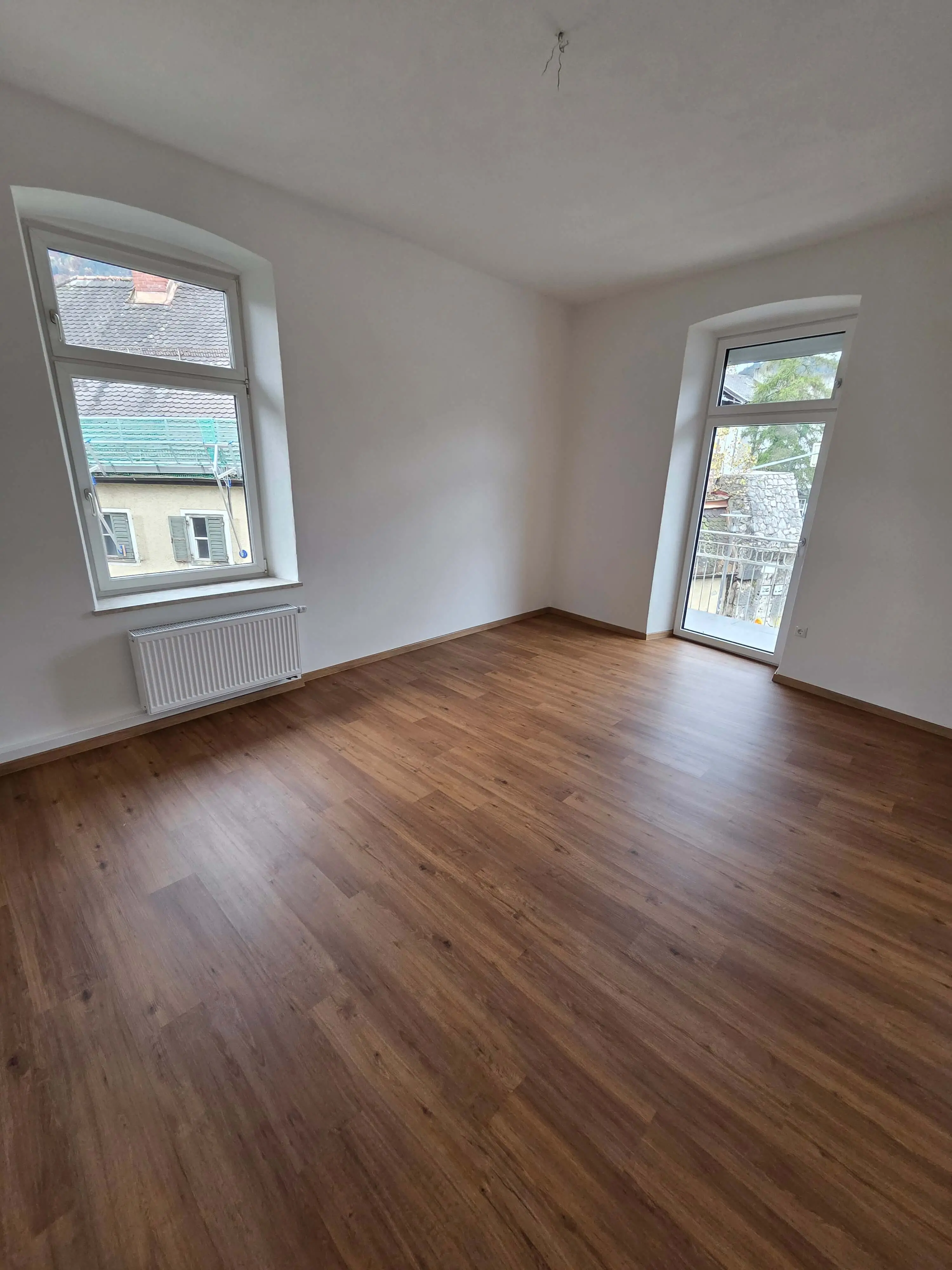 Frisch sanierter Wohnraum mit neuem Boden