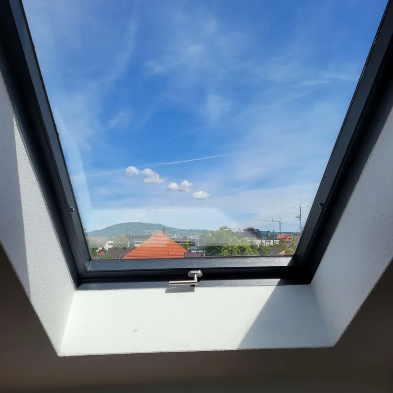 Dachfenster mit fertigem Anschlussbereich und Blick nach außen