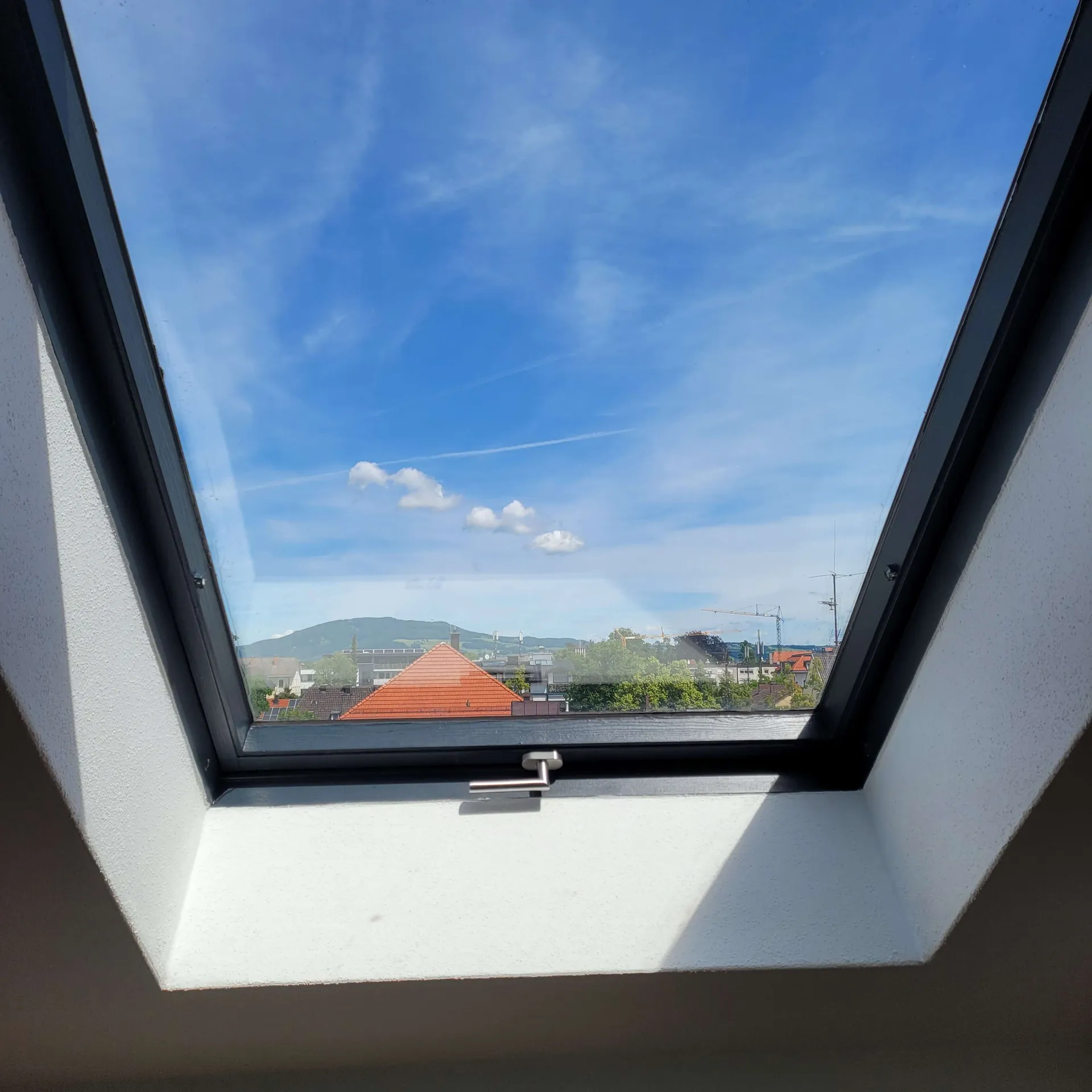 Dachfenster mit fertigem Anschlussbereich und Blick nach außen