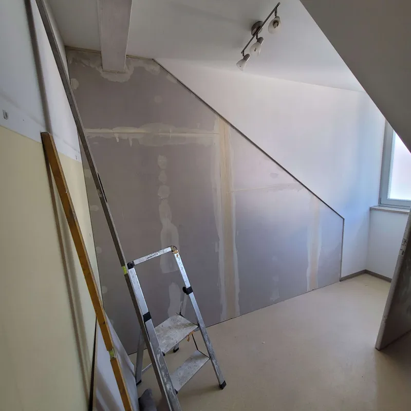 Beplankte Dachschräge im Innenausbau