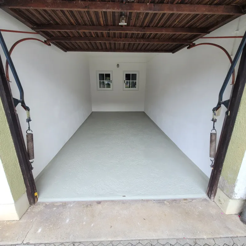 Leergeräumte Garage mit sauberer Bodenfläche