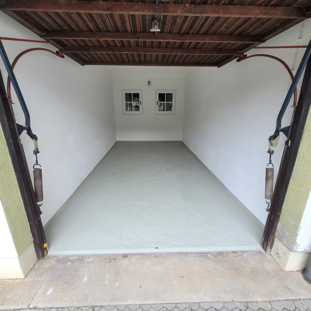 Leergeräumte Garage mit sauberer Bodenfläche