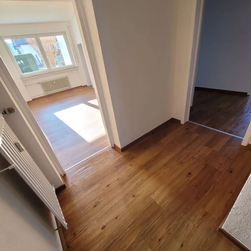 Flurbereich mit neuem Holzboden und hellen Wandflächen