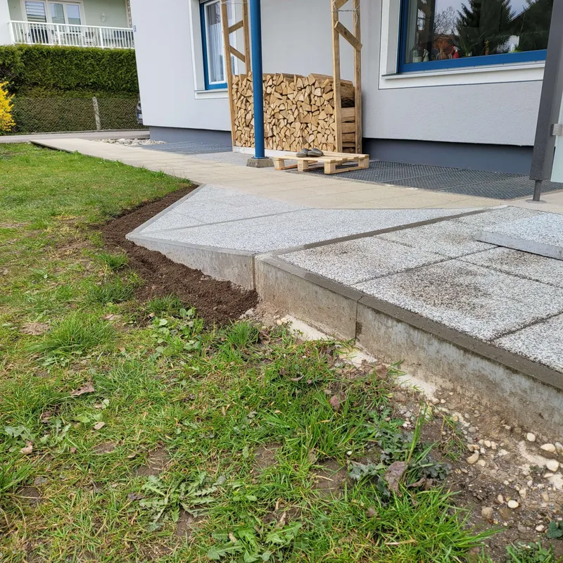 Außenanlage mit Pflaster- und Wegefläche