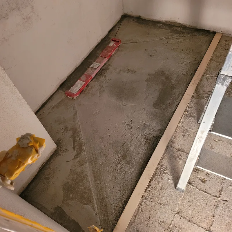 Vorbereiteter Badbereich mit sichtbaren Arbeitsflächen