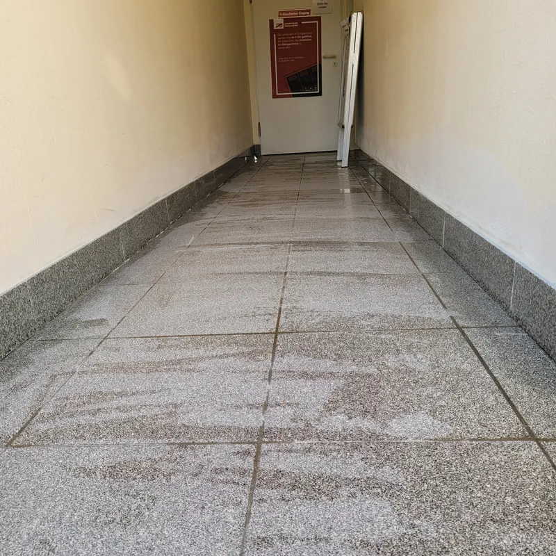 Fertig verlegte Bodenfläche mit ruhigem Fugenbild