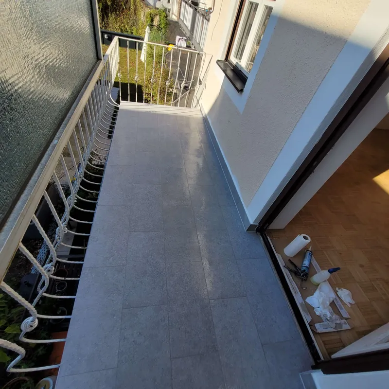 Bodenfläche mit sauberem Fliesenabschluss