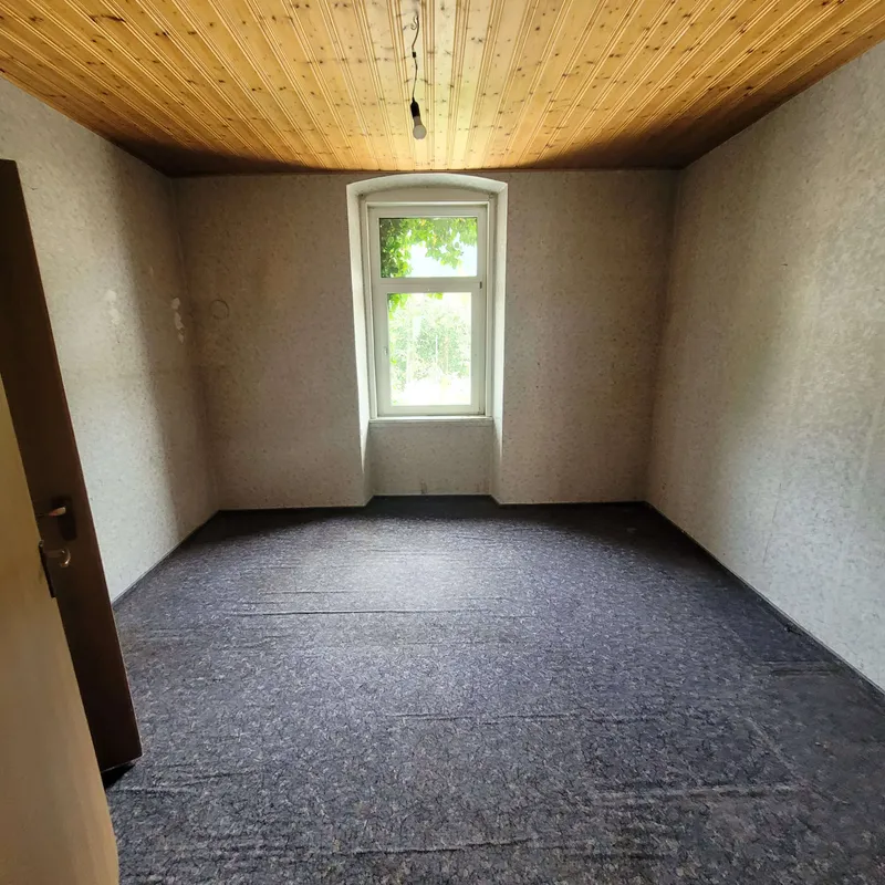 Wohnraum mit sichtbaren Flächen als Einblick in Renovierungsarbeiten