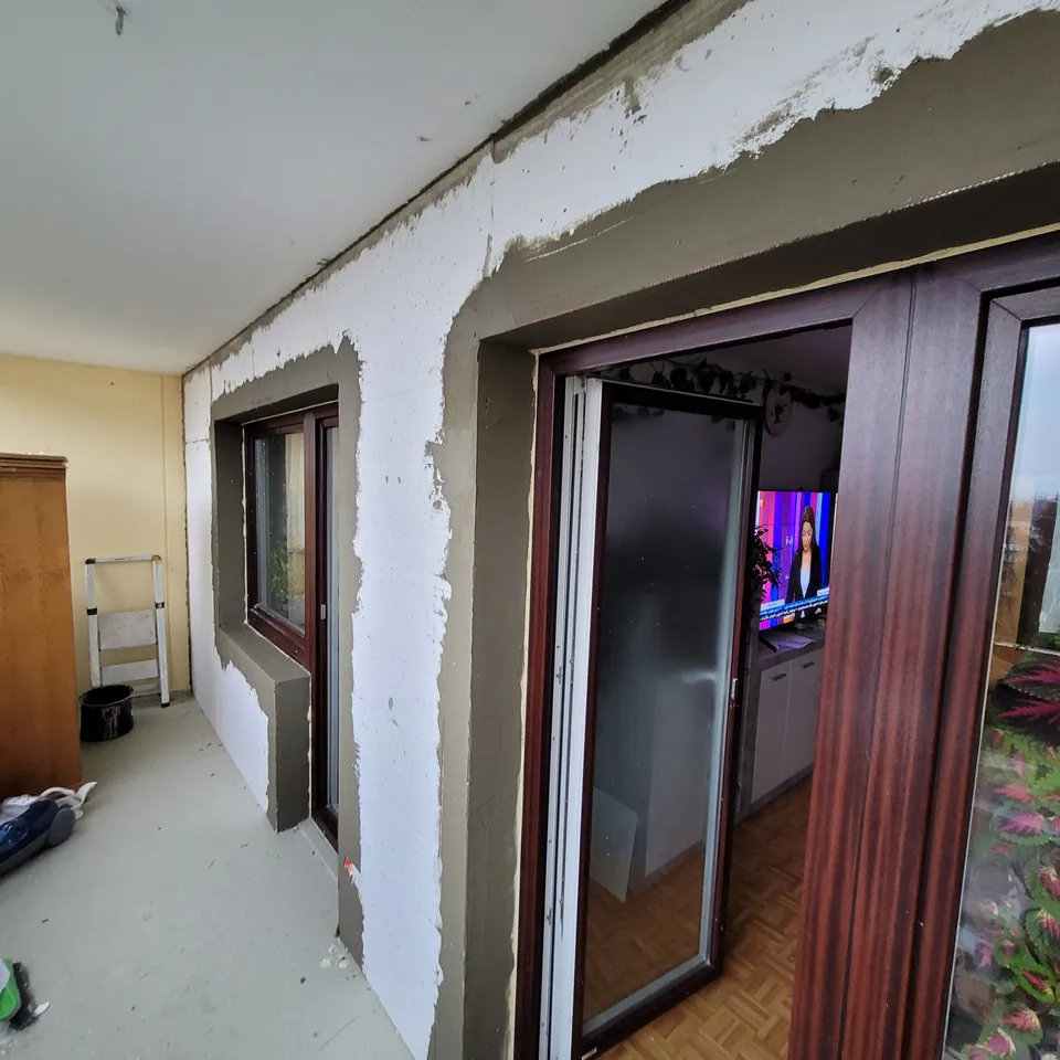 Fensteranschluss mit angrenzenden Putz- und Anschlussflächen