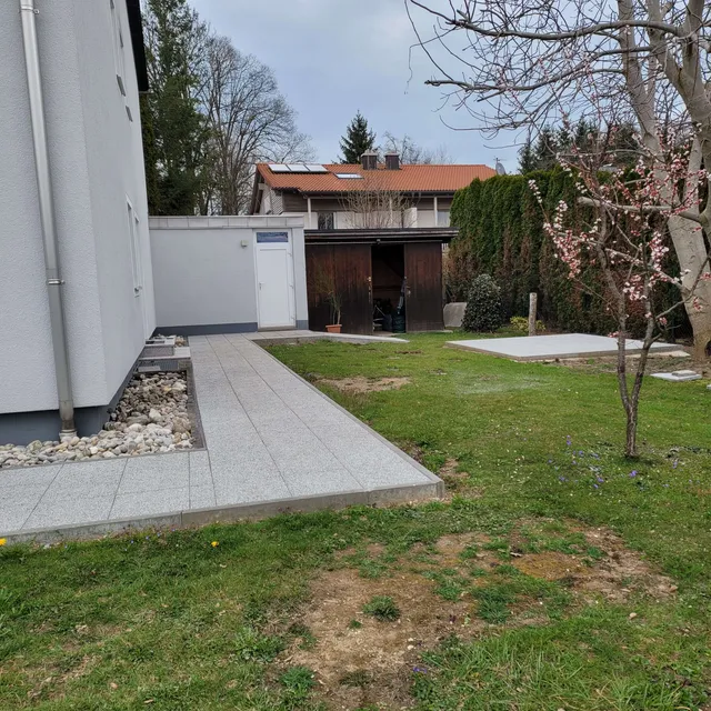 Gepflegter Außenbereich mit Plattenweg am Wohnhaus