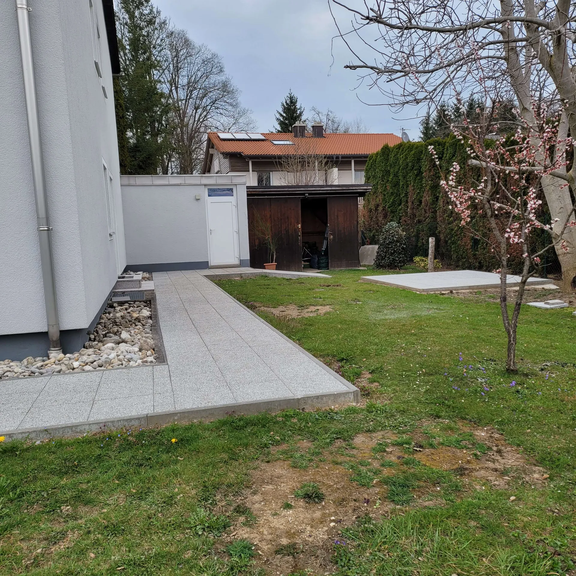 Plattenweg und angrenzende Außenfläche am Objekt