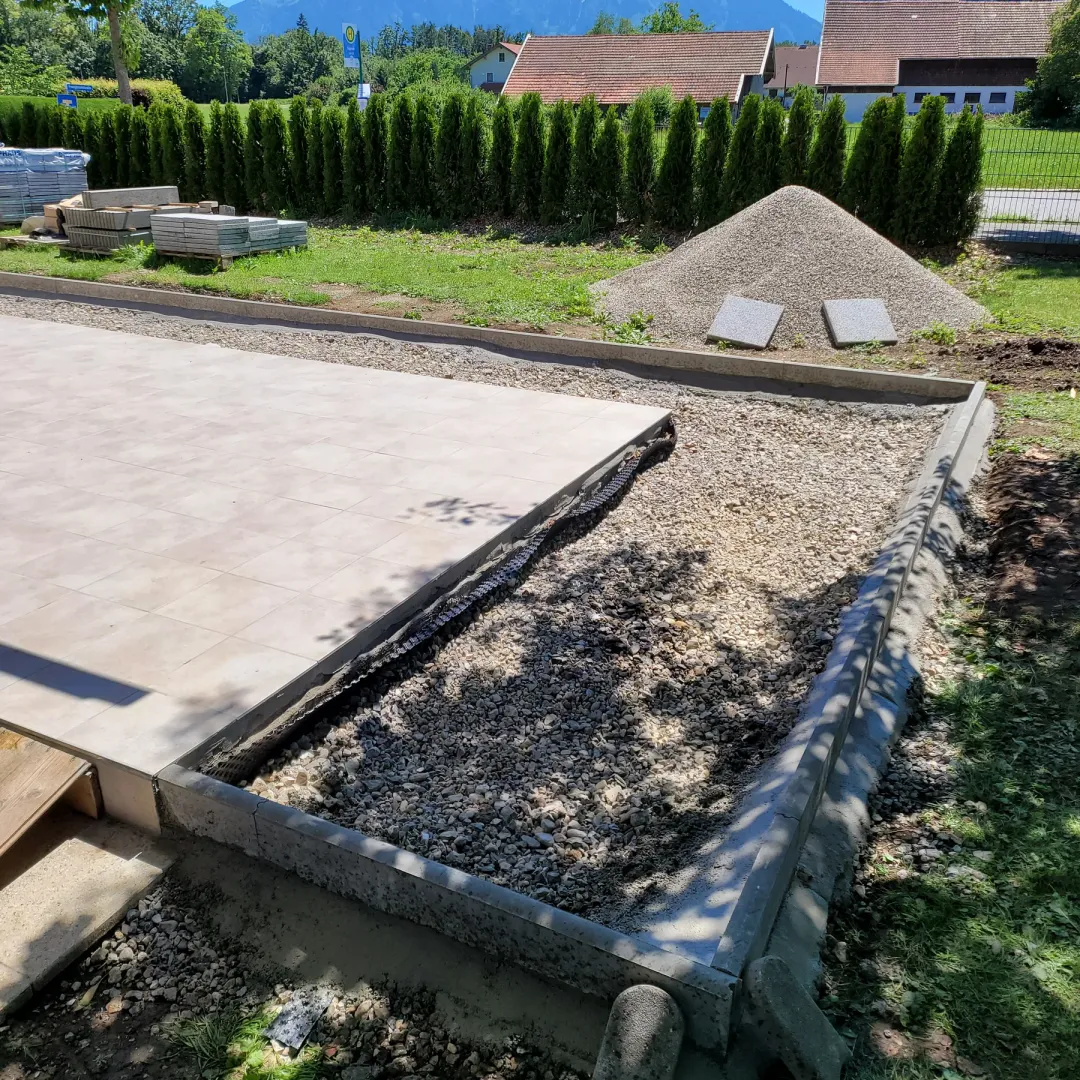 Vorbereitete Außenfläche mit Unterbau für den neuen Belag
