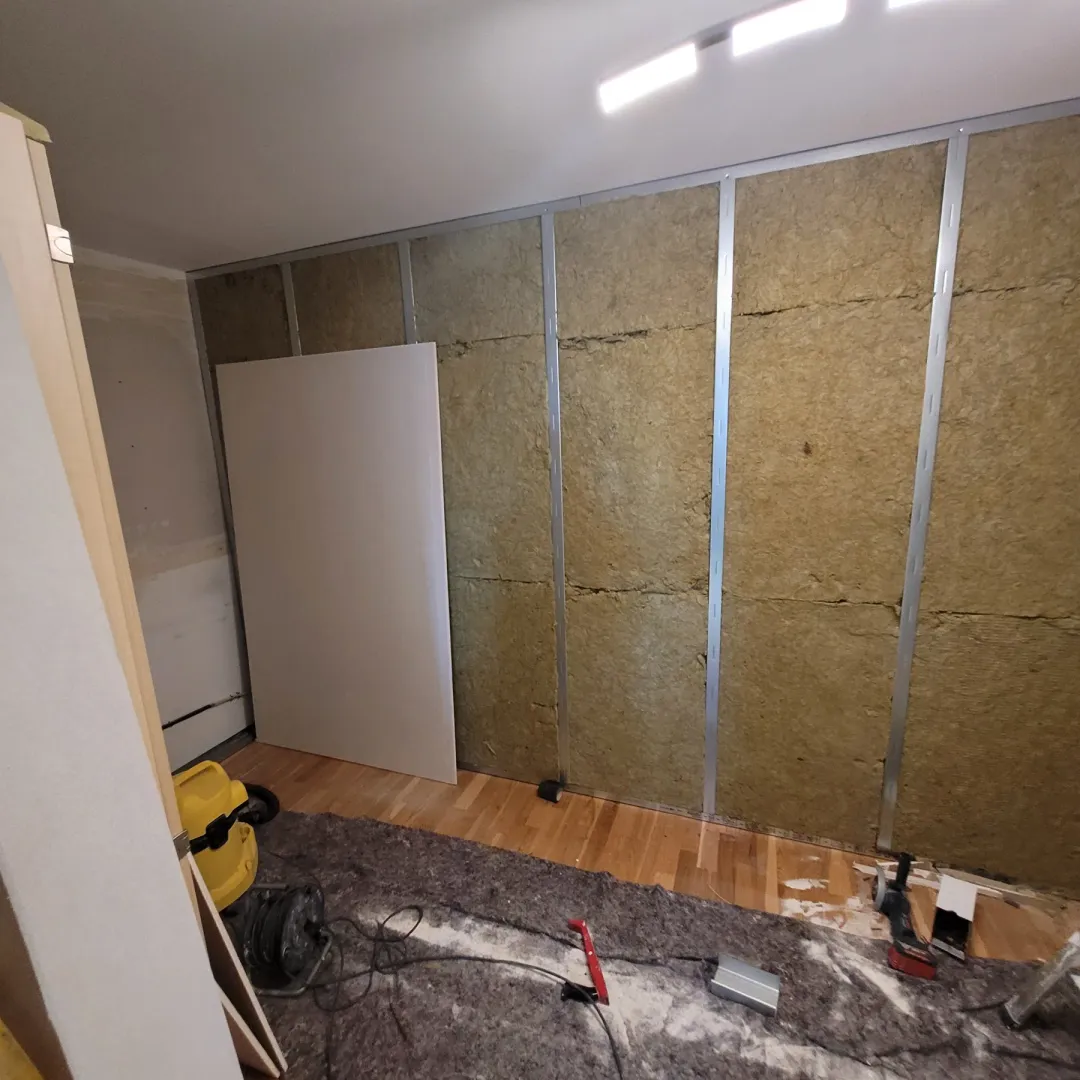 Trockenbaukonstruktion mit eingelegter Dämmung