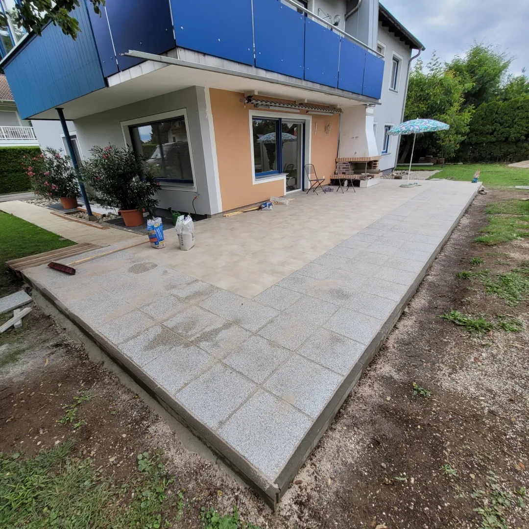 Fertig angelegte Außenfläche am Wohnhaus