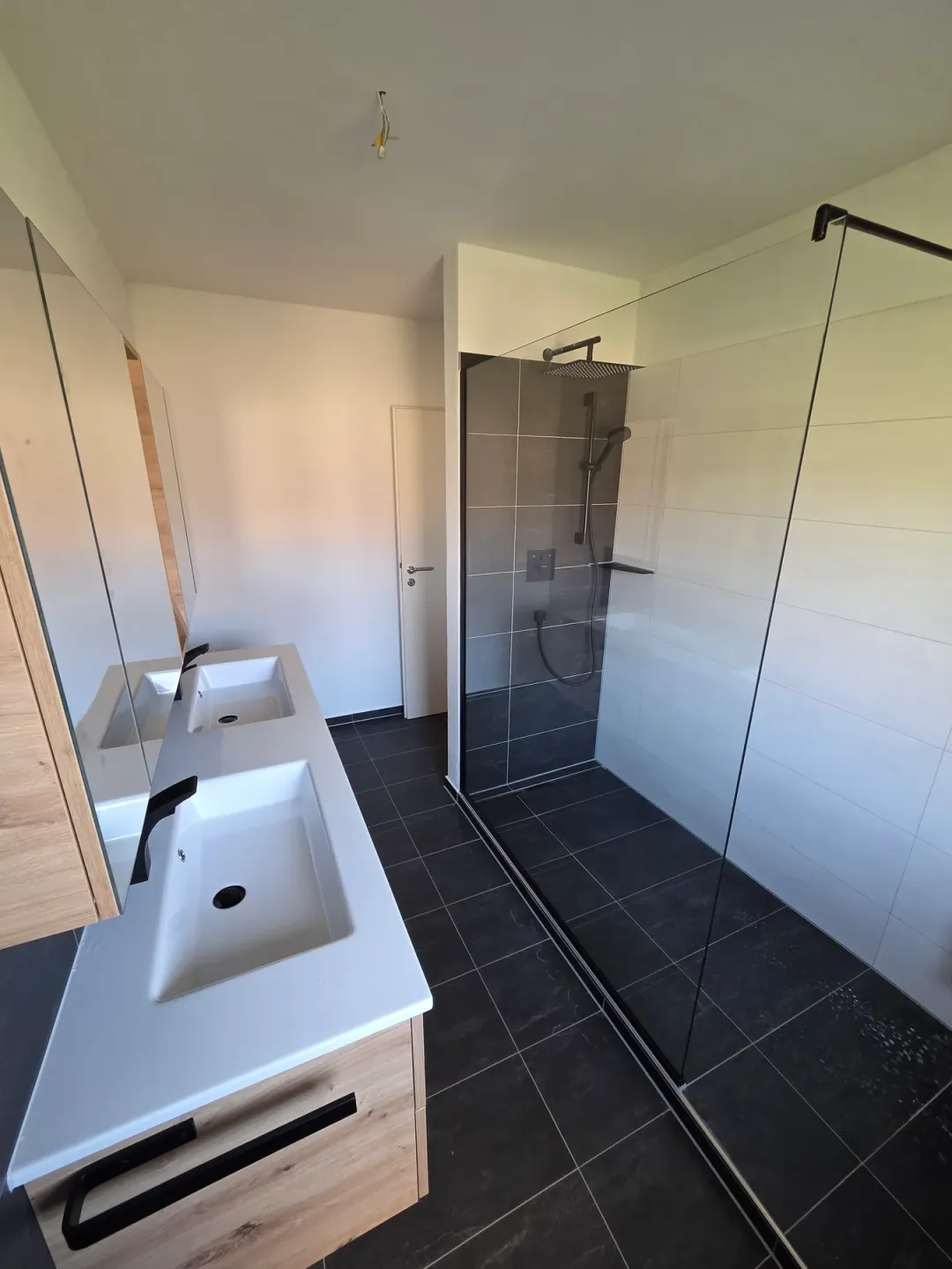 Fertiggestelltes Bad mit Doppelwaschplatz und Dusche