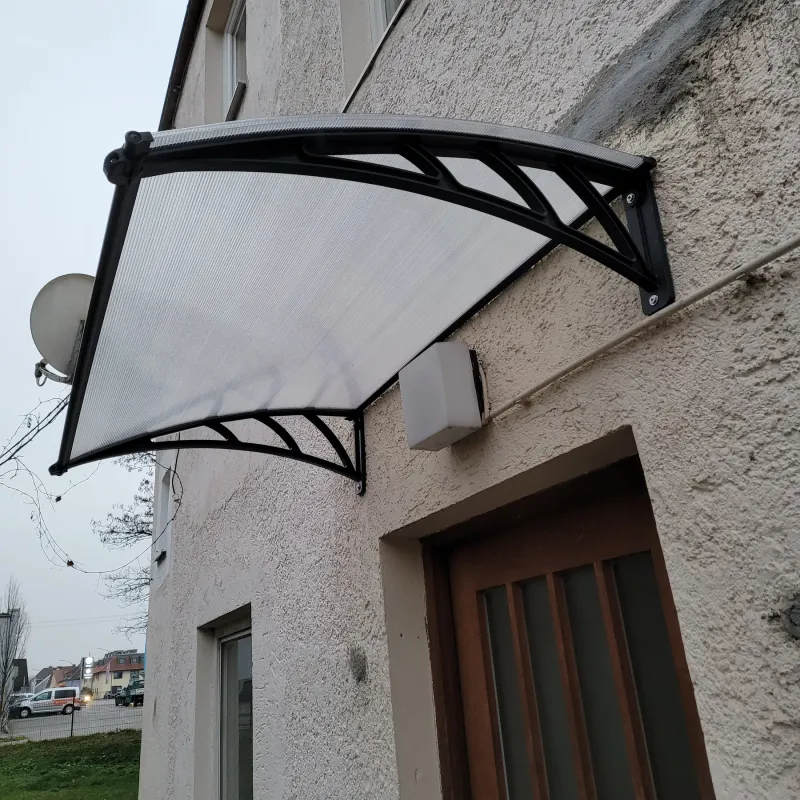 Montiertes Vordach über einem Hauseingang