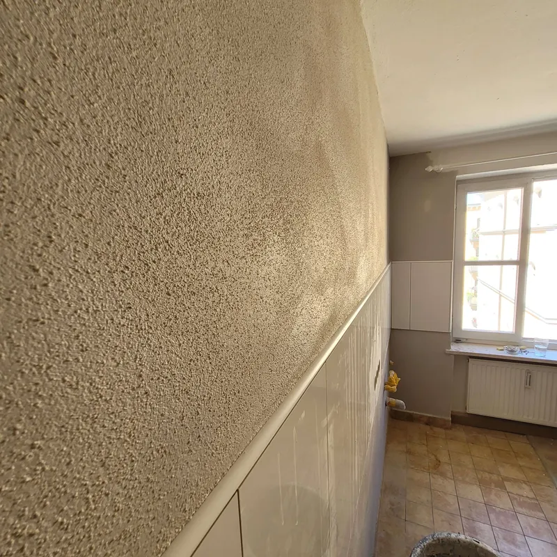 Fertig bearbeitete Wand- oder Fassadenfläche nach Putzarbeiten