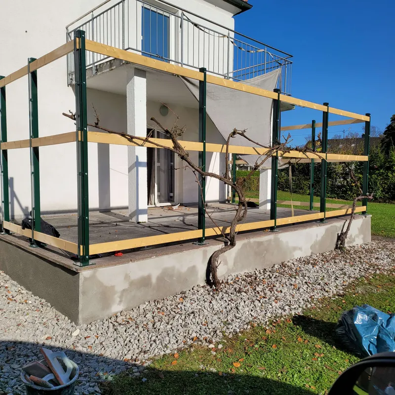 Terrassenbereich mit montiertem Geländer und angrenzendem Außenbereich