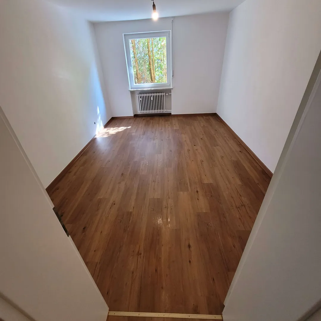 Renoviertes Zimmer mit neu verlegtem Boden in Holzoptik