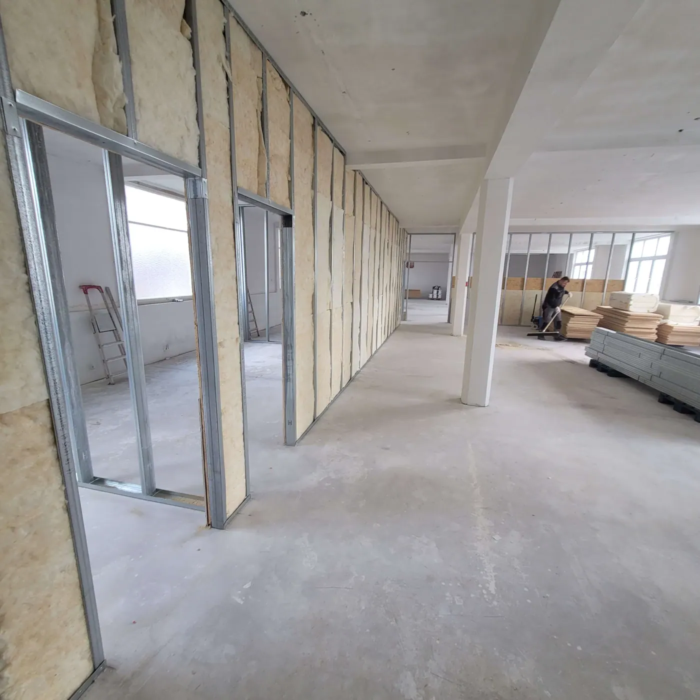 Innenraum im Ausbau mit Trockenbauprofilen